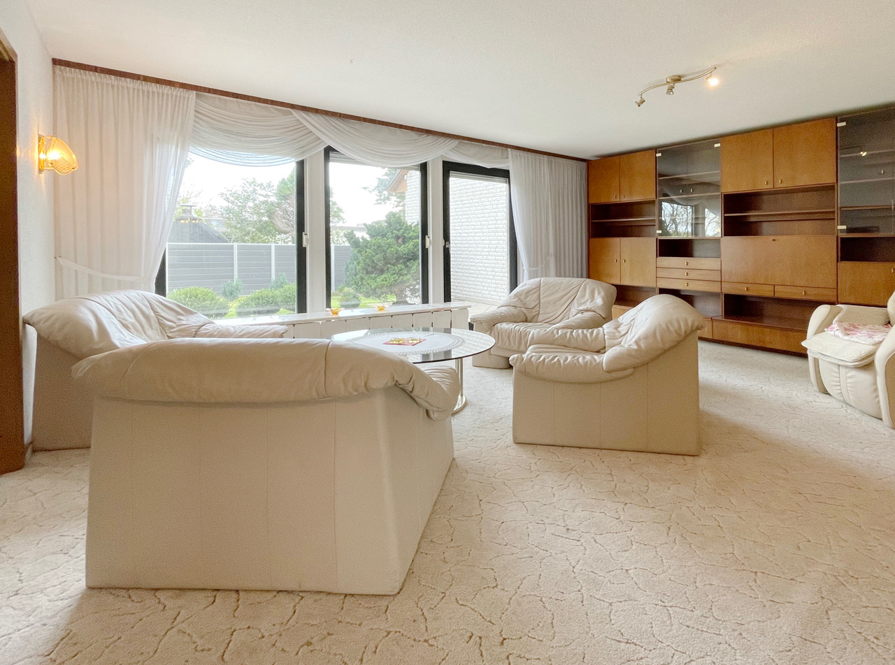 Bungalow Isernhagen-Lohne — Wohnzimmer mit Gartenblick