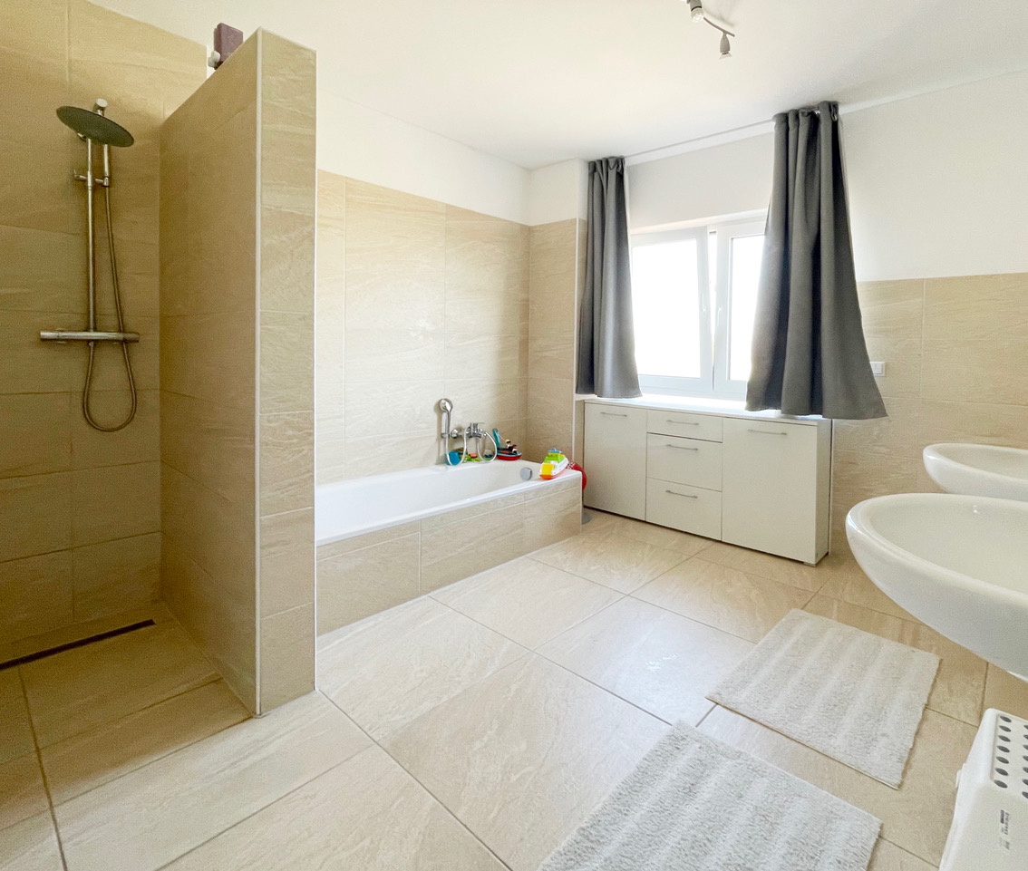 Doppelhaushälfte Burgdorf — Badezimmer mit Wanne und Dusche