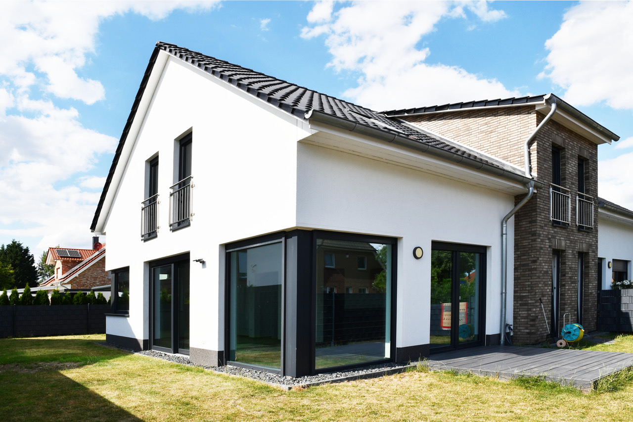 Doppelhaushälfte Isernhagen — Garten mit Terrasse und Glasfront