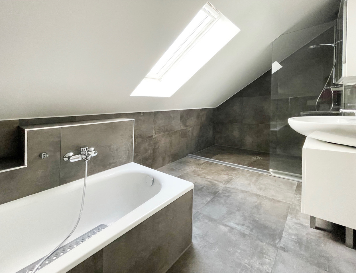 Doppelhaushälfte Isernhagen — Badezimmer mit Wanne und Dusche