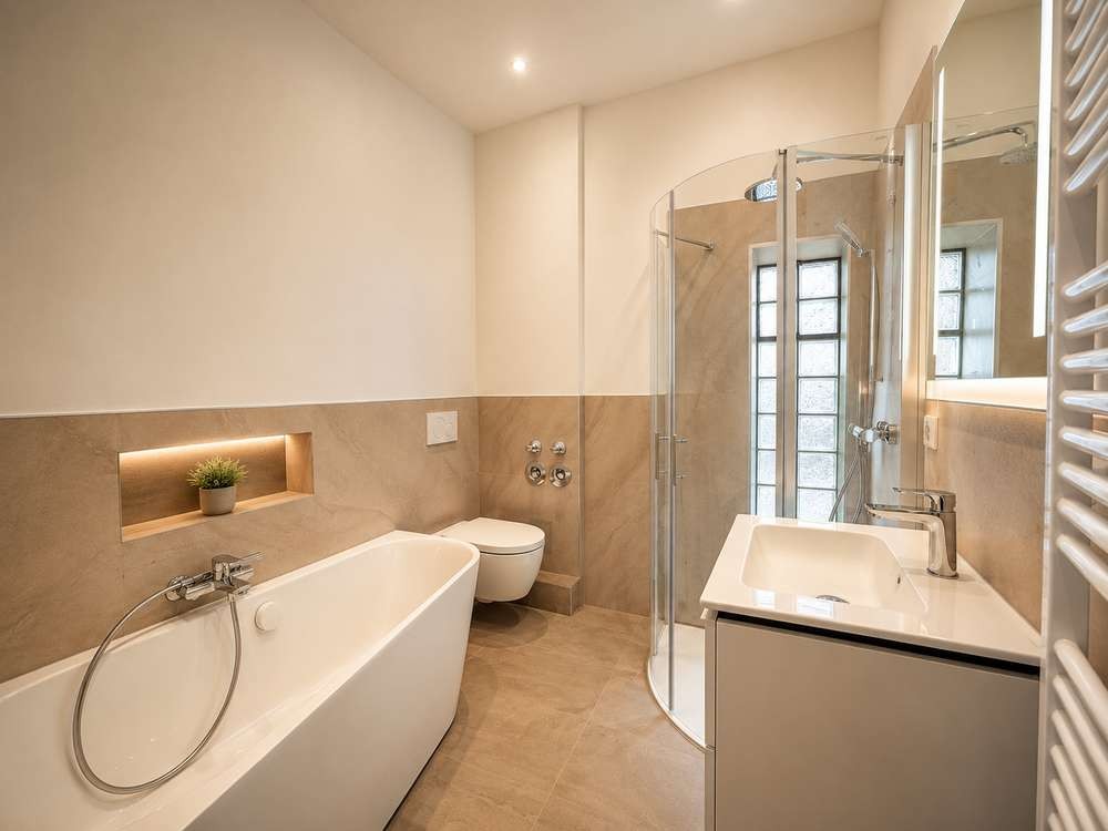 Altbauwohnung Hannover-List — Modernes Bad mit Wanne und Dusche