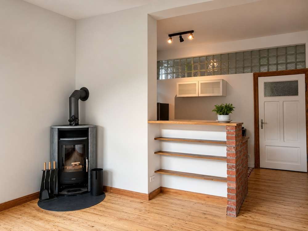 Altbauwohnung Hannover-List — Wohnzimmer mit Kaminofen