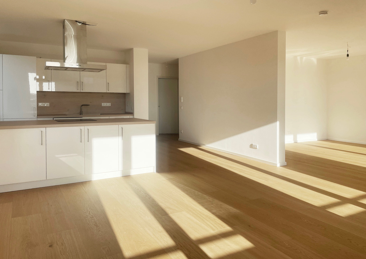 Neubauwohnung Hannover — Offene Küche und Wohnbereich