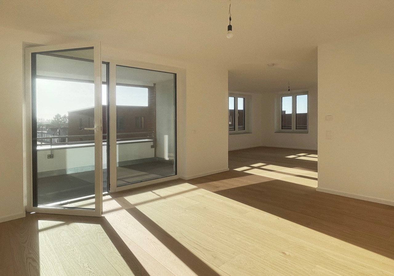 Neubauwohnung Hannover — Wohnbereich mit Balkontür