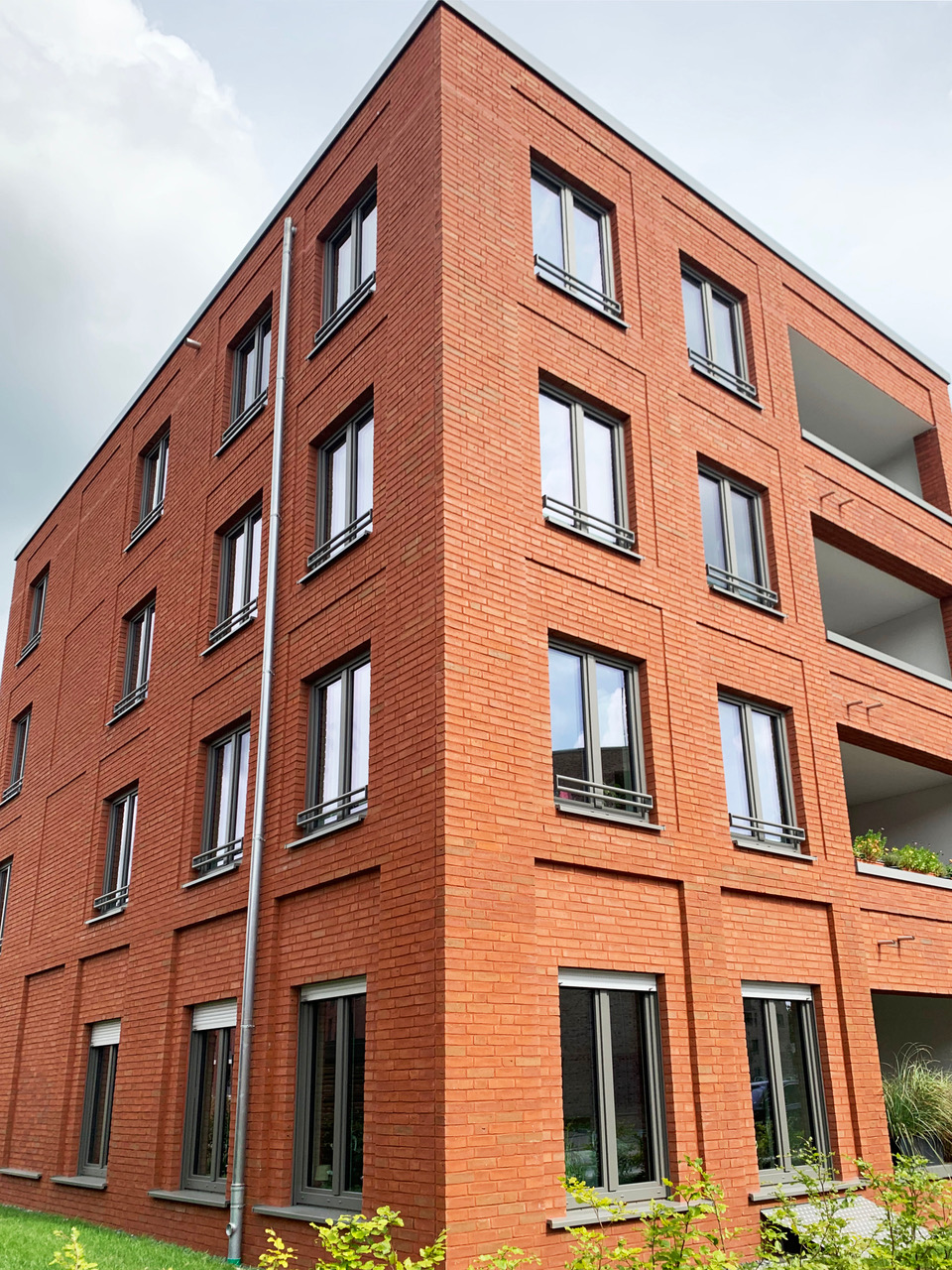 Neubauwohnung Hannover — Außenansicht modernes Backsteingebäude