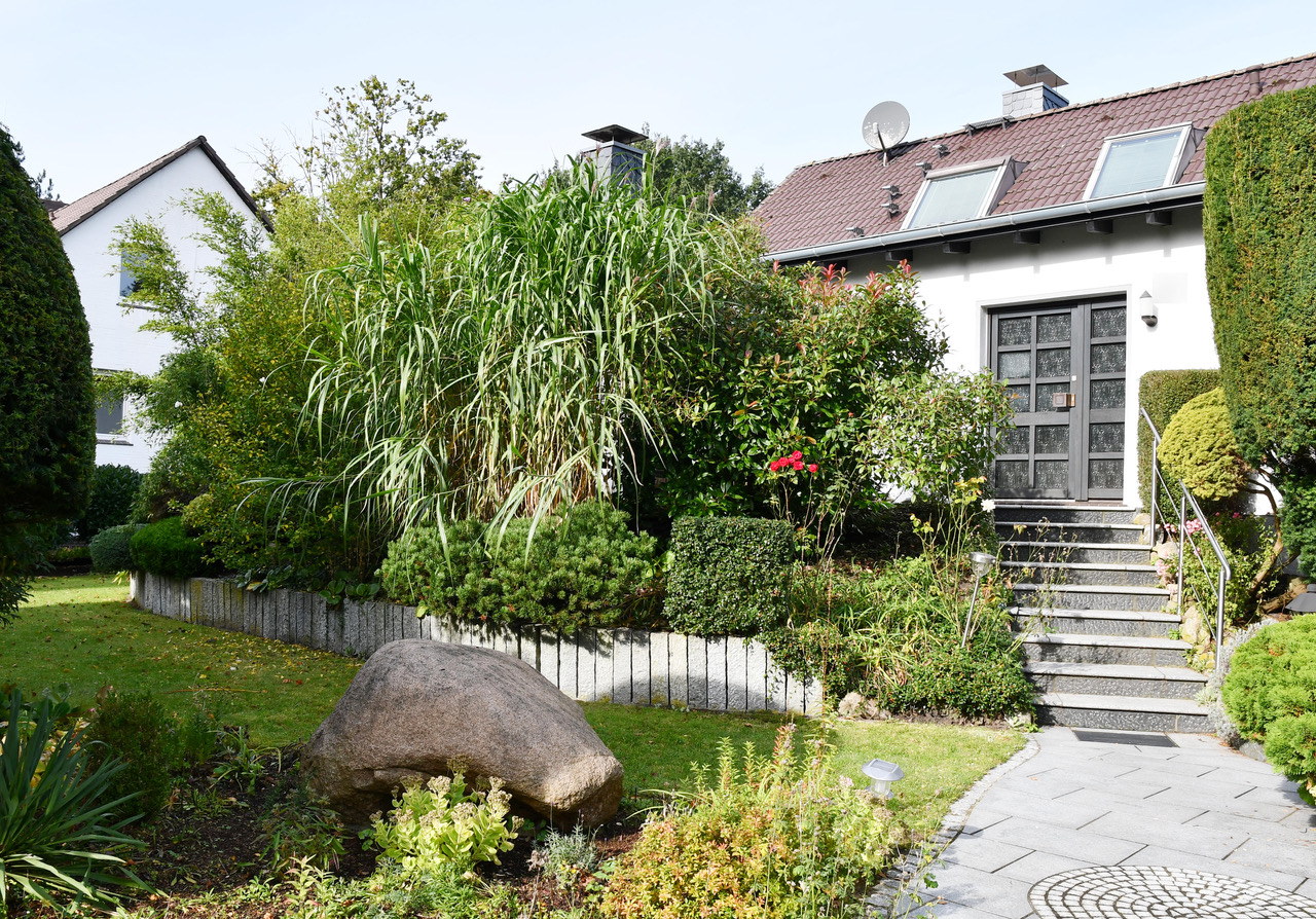 Landhaus Burgwedel-Oldhorst — Außenansicht mit Naturgarten