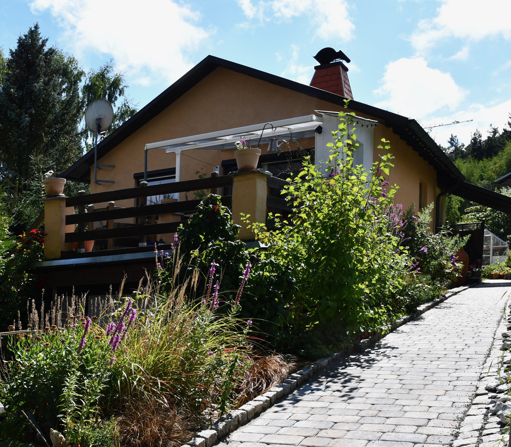 Einfamilienhaus Tambach-Dietharz — Außenansicht mit Garten