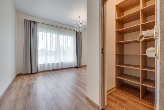 Einfamilienhaus Vilnius — Zimmer mit Ankleide