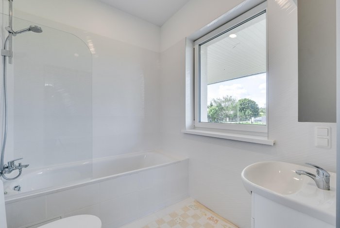 Einfamilienhaus Vilnius — Badezimmer mit Wanne