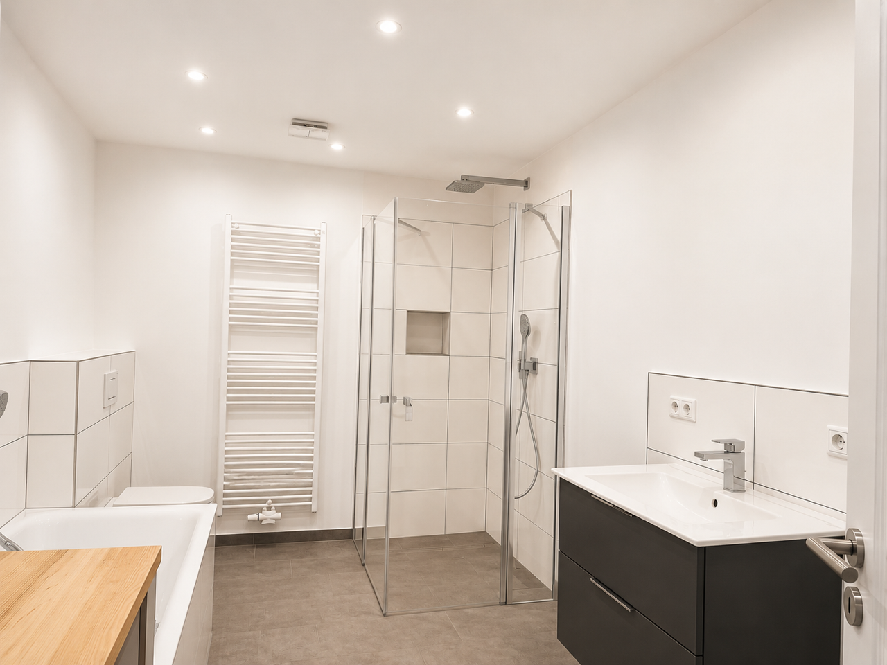 Wohnung Fuhrberg — Badezimmer mit Dusche und Wanne