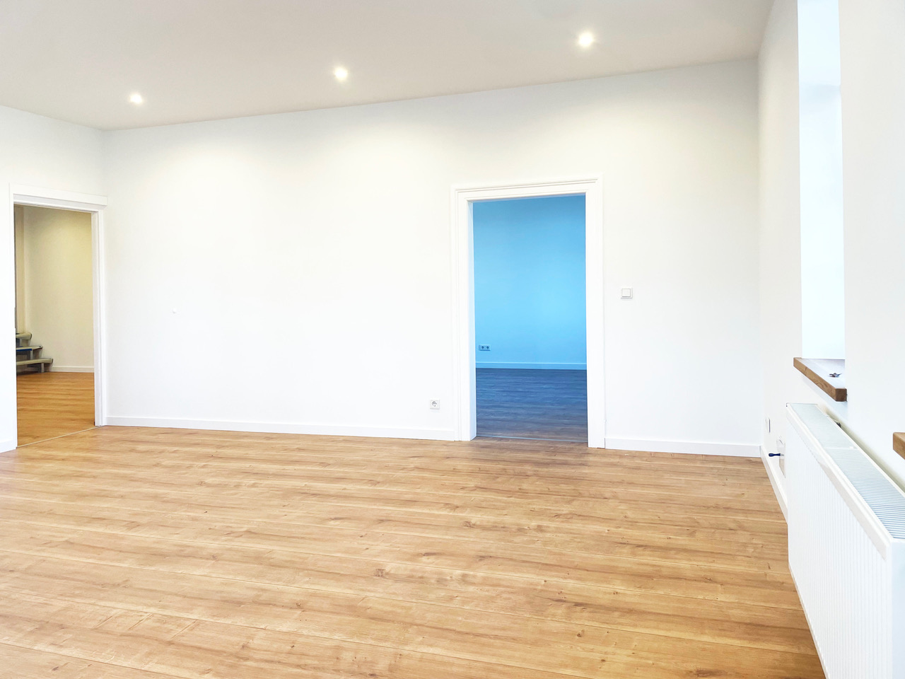 Wohnung Fuhrberg — Großer Wohnbereich mit Holzboden
