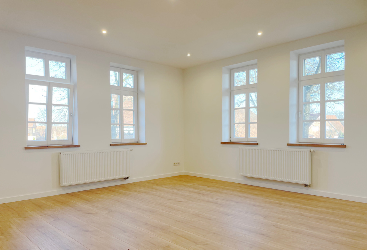 Wohnung Fuhrberg — Helles Wohnzimmer mit vier Fenstern